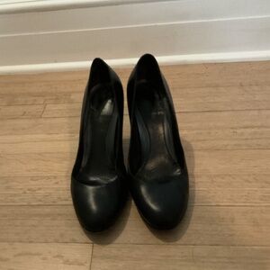Stuart Weitzman simple black hees